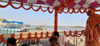 HH Swamiji and Yatri-s board 4 Bajra boats from Namo Ghat and depart for Raja Ghathi (26.03.2025)